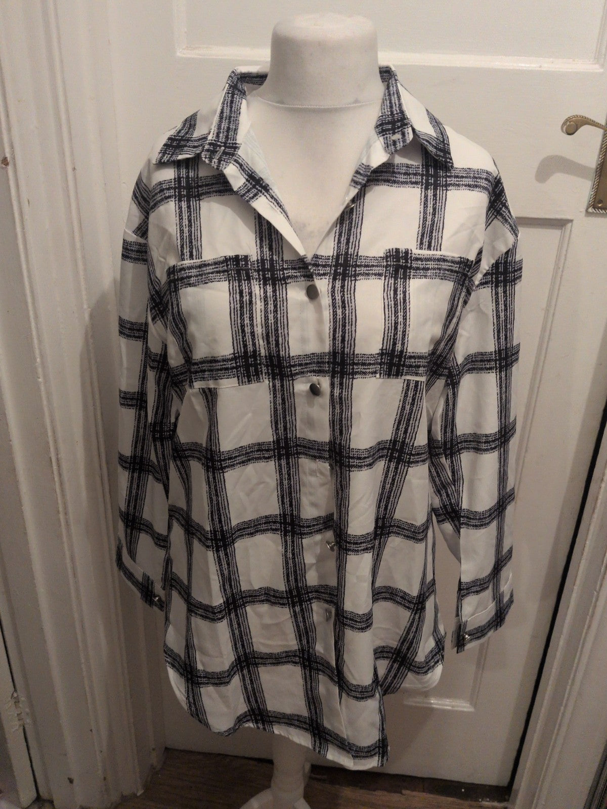 Ladies Size Large Black And White Check Long Sleeve Collared Buttoned Blouse
