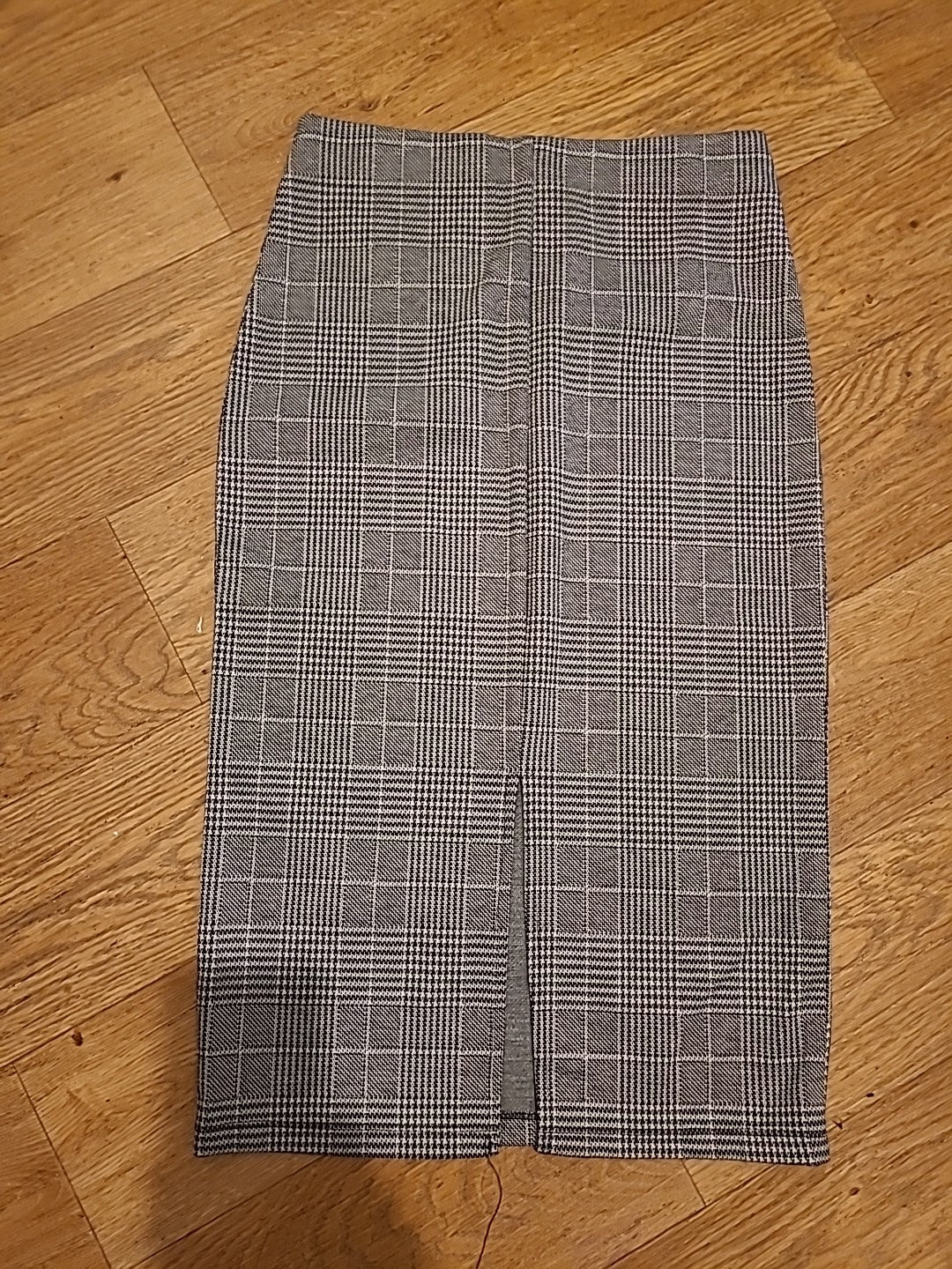 Ladies H&M Size Small Checked Blaxk/White Slight Stretch Skirt