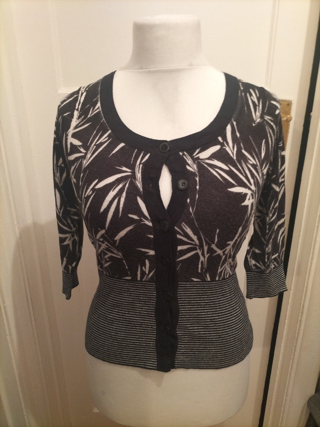 Ladies Coast Size 10 Black And White Floral Cardigan