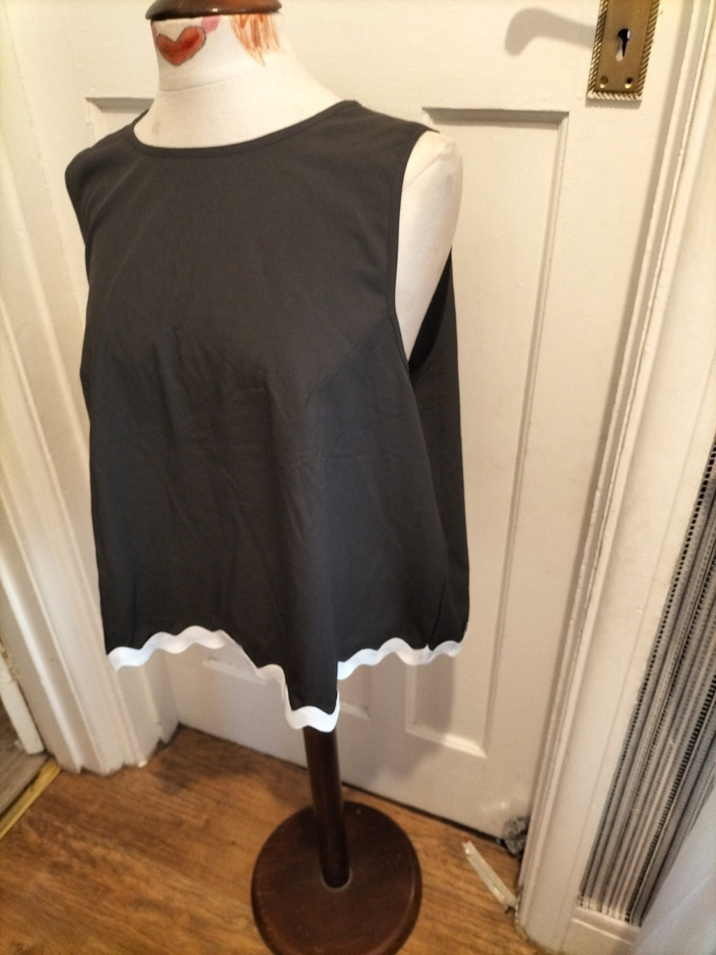 Ladies Shein Size 3XL Black With White Trim Sleeveless Blouse