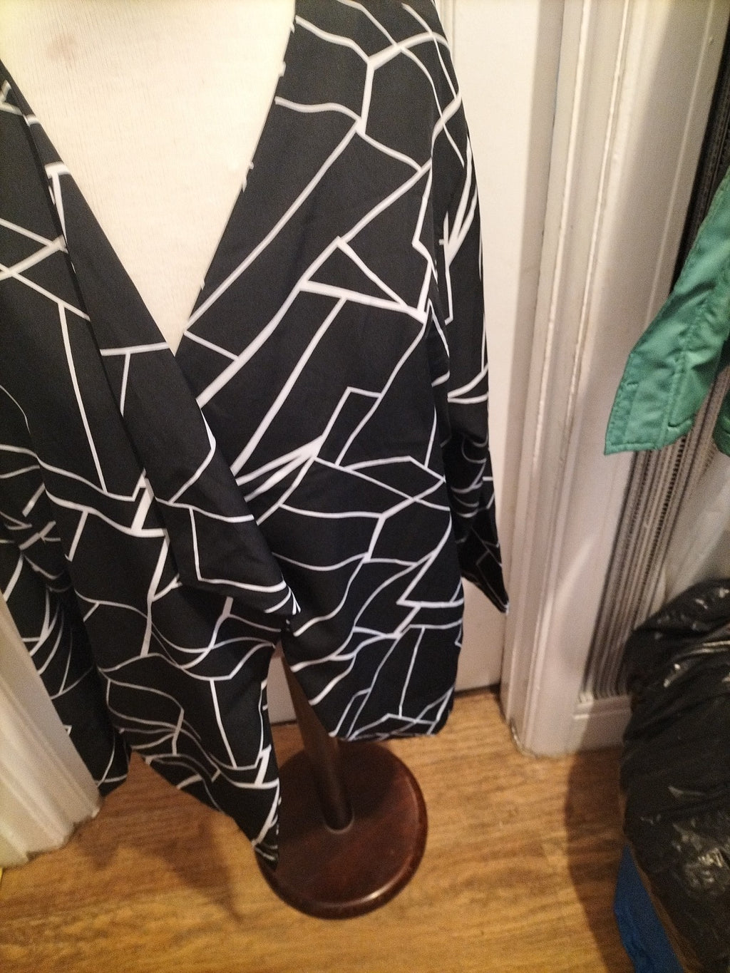 Ladies Size 4XL Black White Patterned Long Sleeved Cardigan