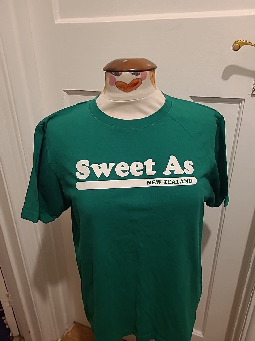 Mens Size Small Green "New Zealand" Short Sleeved Tshirt