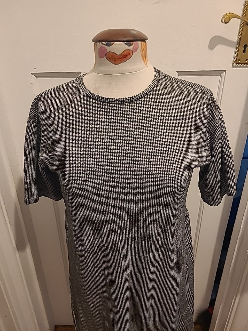 Ladies Zara Trafaluc Size Medium Black/White Fleck Short Sleeved Dress