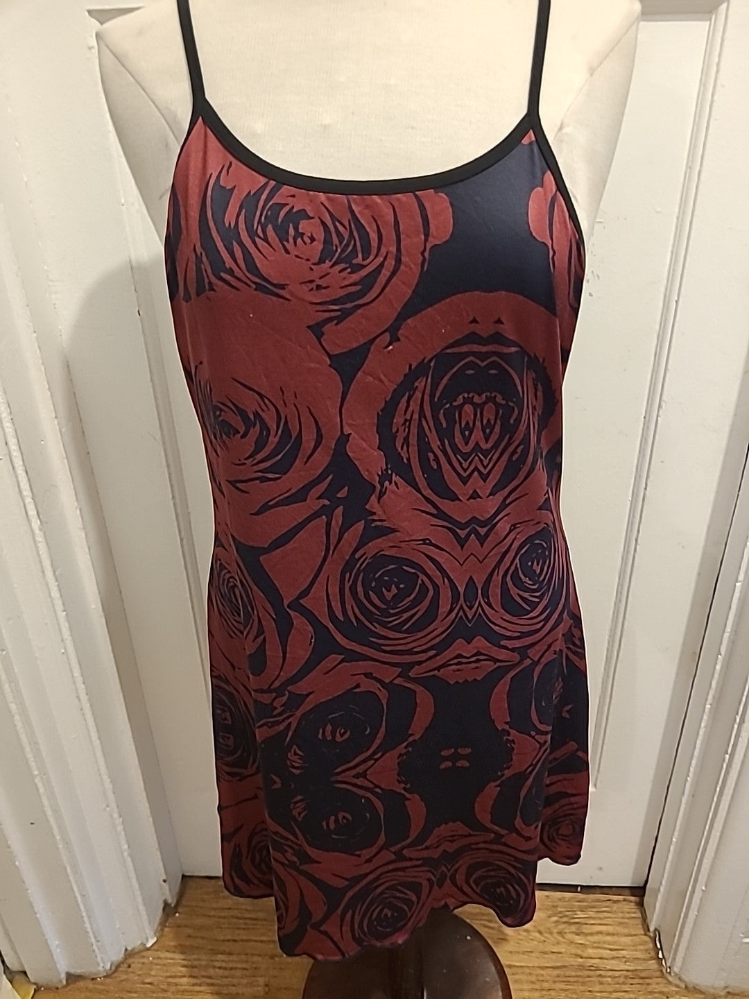 Ladies Size Medium Burgundy Black Floral Sleeveless Night Dress
