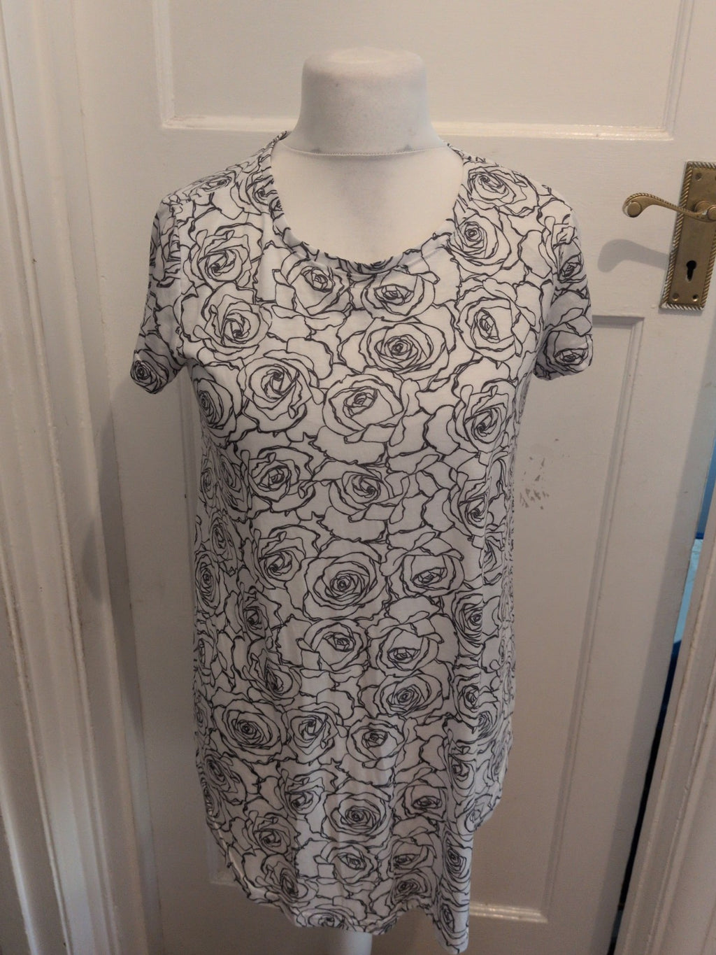Beloved Woman Medium White The Rose Outline Short Sleeve Dress Knee-midi