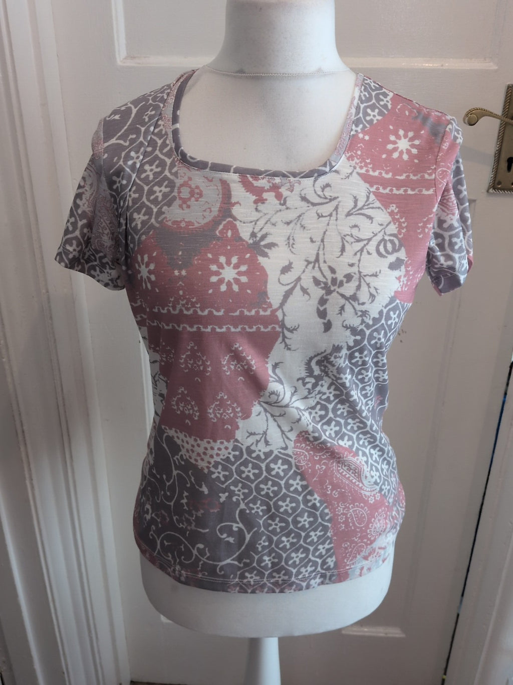 Viz.A.Viz 8/10 Pink Grey And White Short Sleeve Blouse