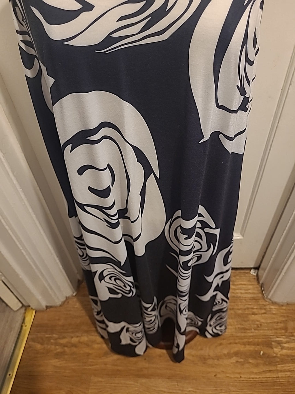 Ladies Size 4XL Black/White Rose Design Sleeveless Dress Long