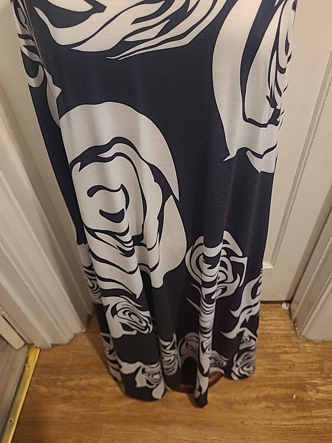 Ladies Size 4XL Black/White Rose Design Sleeveless Dress Long