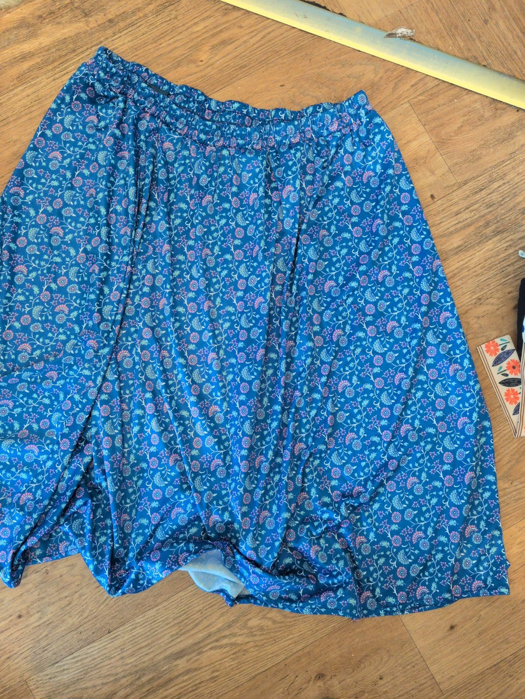 Ladies Size 20 Blue Pattern Elasticated Flare Skirt Midi