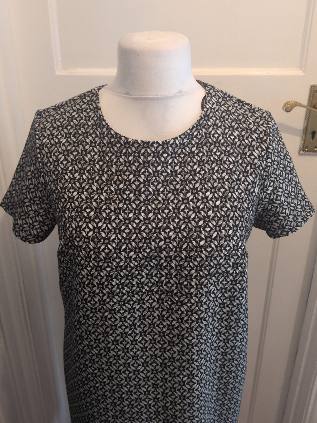 Tu 16 Black And White Spiral Pattern Short Sleeve Dress