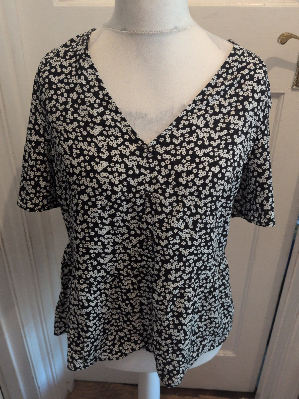 Ladies George Size 12 Black Floral V Neck Short Sleeve Blouse