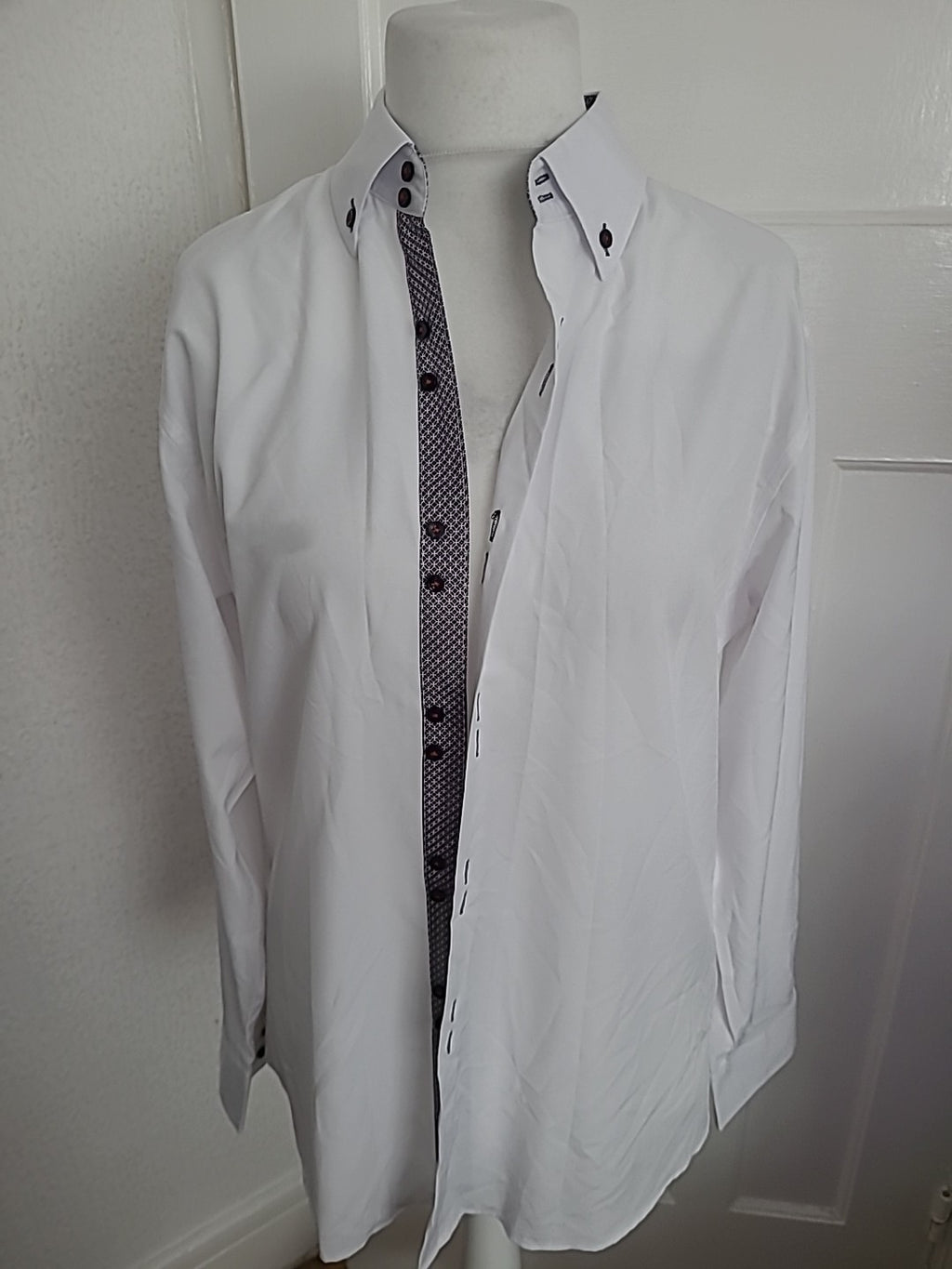 Mens Size M White Long Sleeved Buttoned Shirt