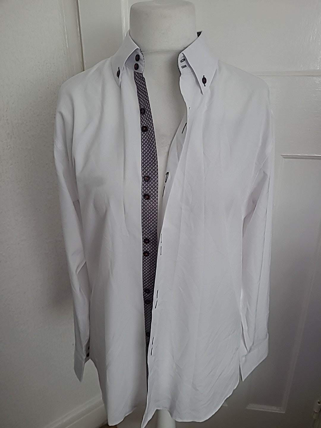 Mens Size M White Long Sleeved Buttoned Shirt