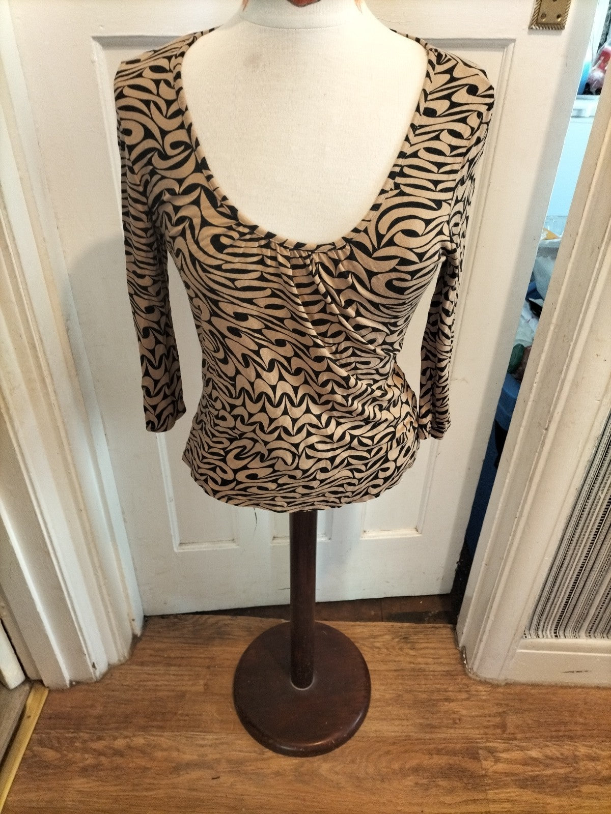Ladies Phase Eight Size Small Brown Black Long Sleeved T-shirt