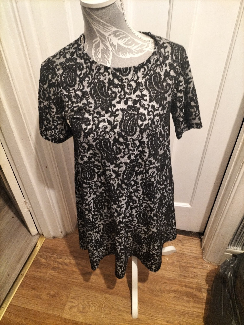 Ladies Tu Size 8 Black/Grey Floral Short Sleeve Dress