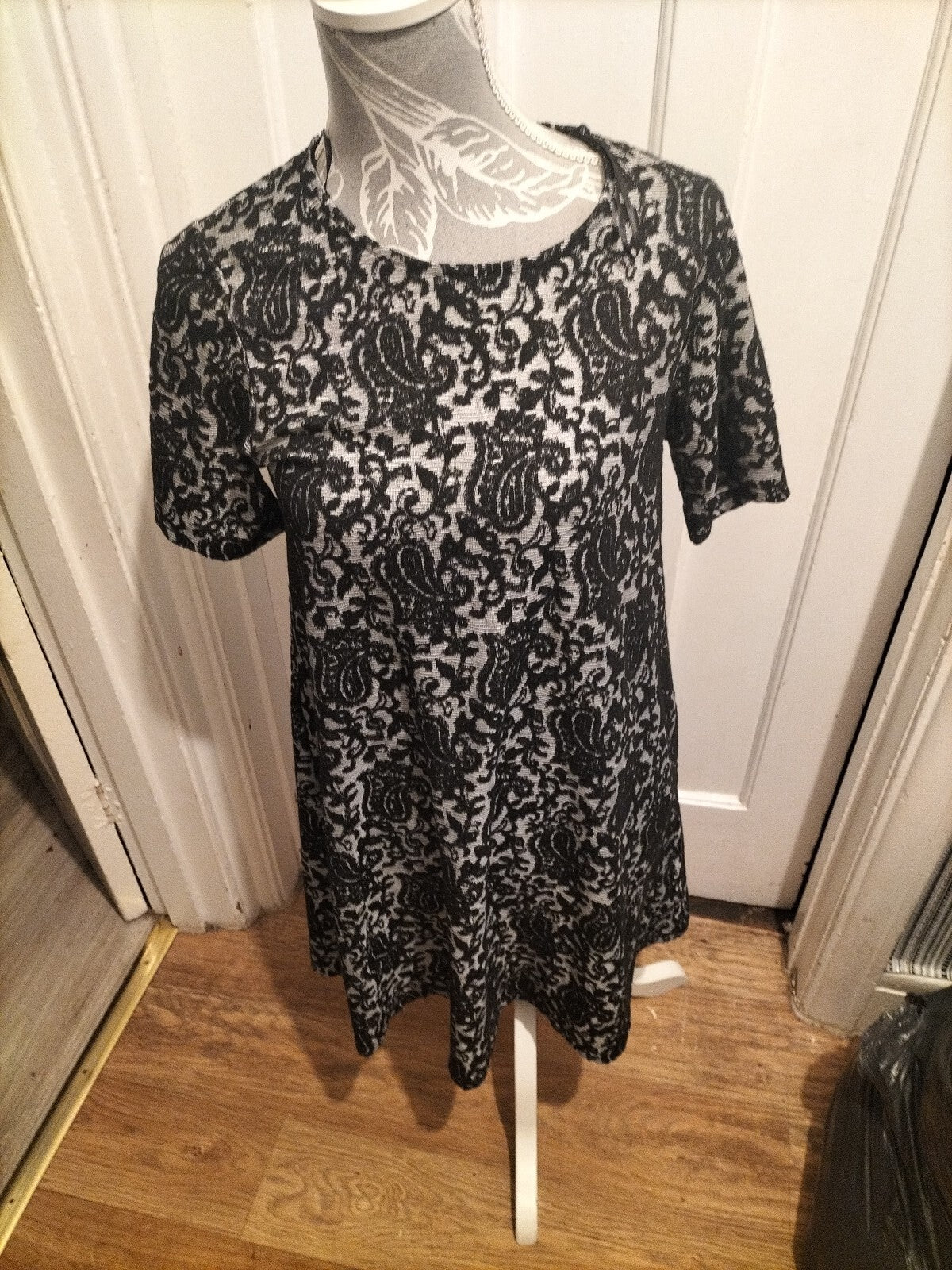 Ladies Tu Size 8 Black/Grey Floral Short Sleeve Dress