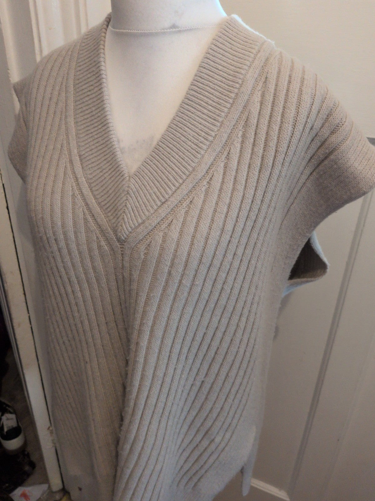 Ladies H&M Medium Beige Ribbed V Neck Sleeveless Jumper