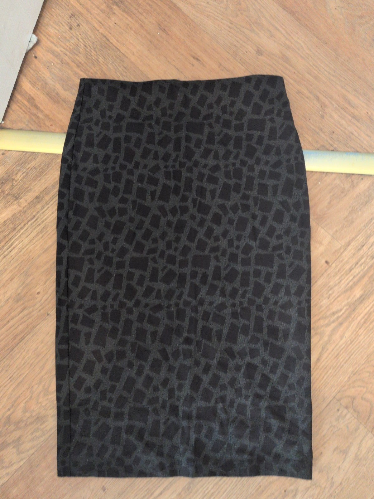 Marks And Spencer 12 Length 27 Green And Black Stretch Skirt