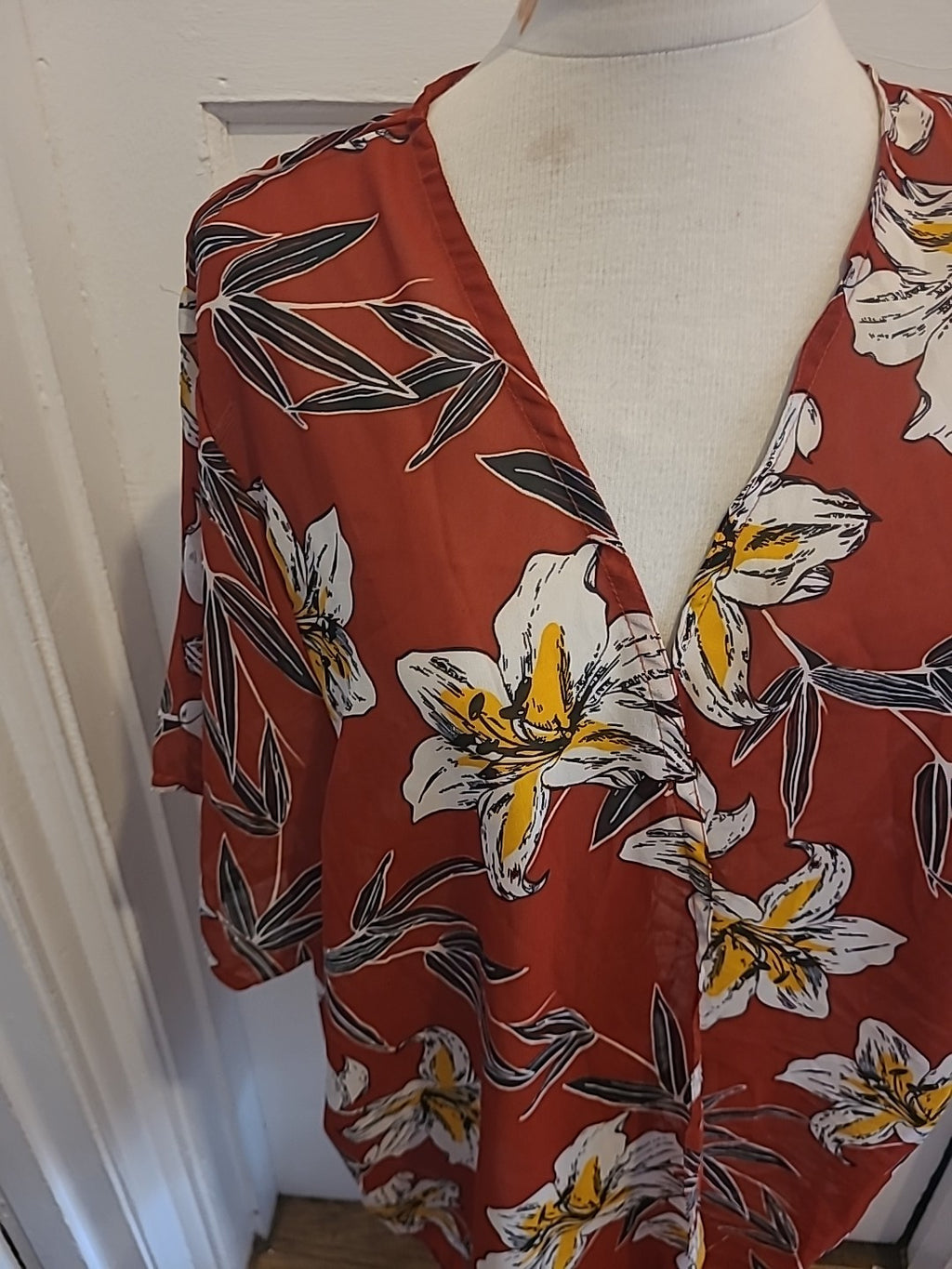 Ladies Originals Size Large Burnt Orange Floral Short Sleeved Open Blouse