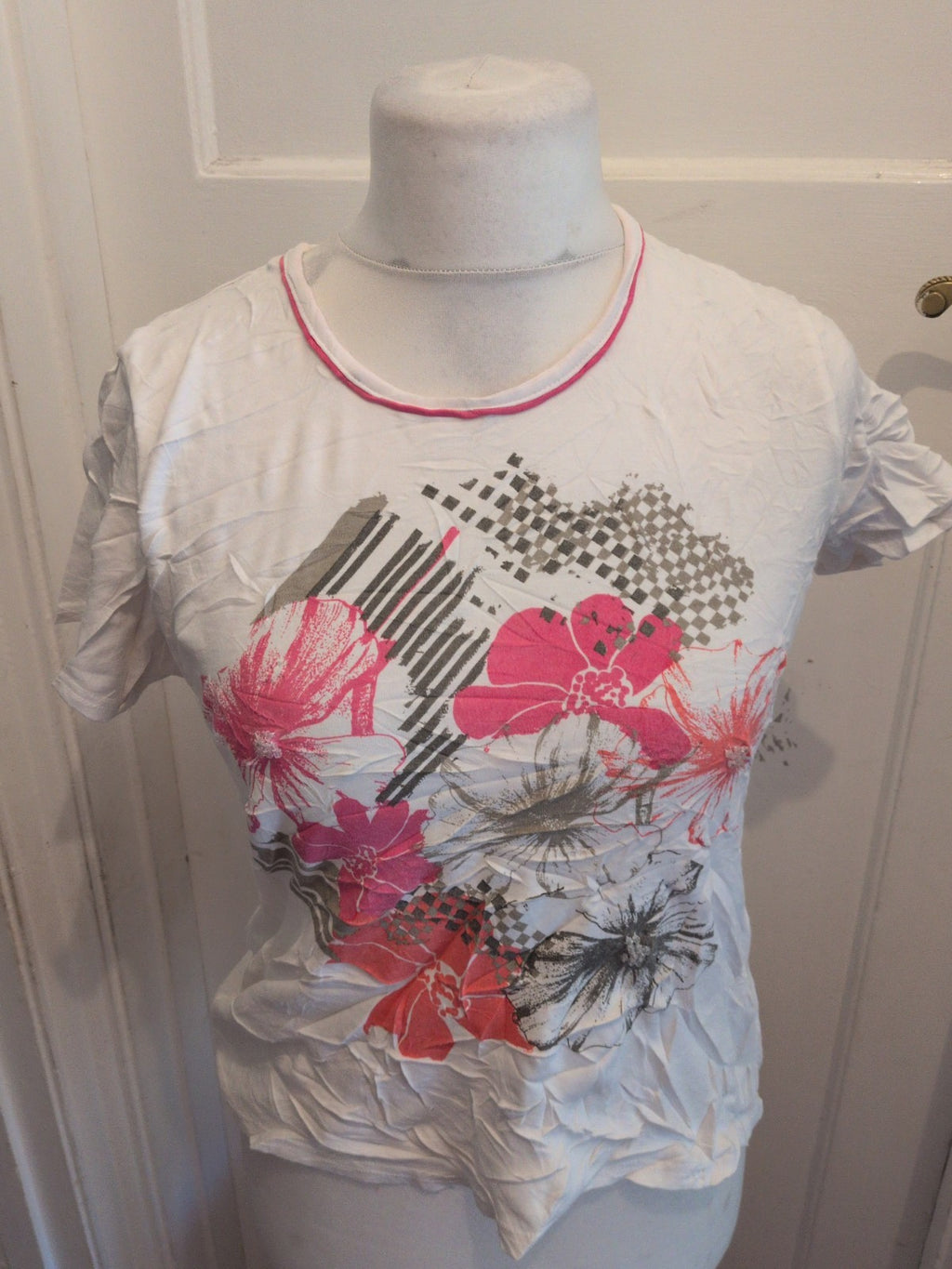 Emreco 14 White Pink Floral T-shirt Short Sleeve Mark On Top Of Neck