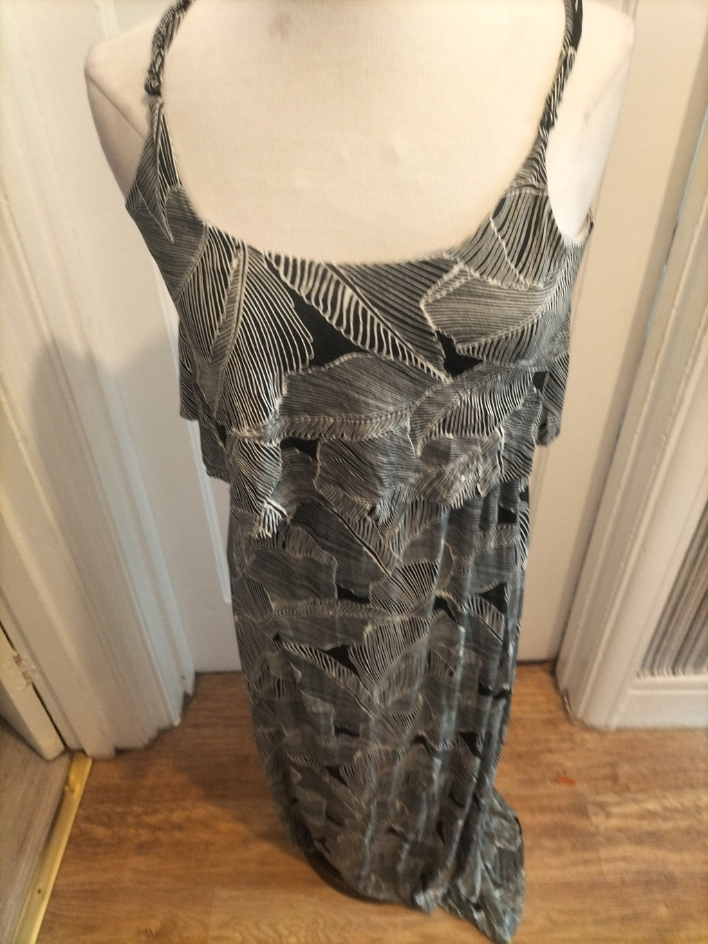 Ladies Emerson Size Small Black Cream Open Shoulder Short Sleeved Dress