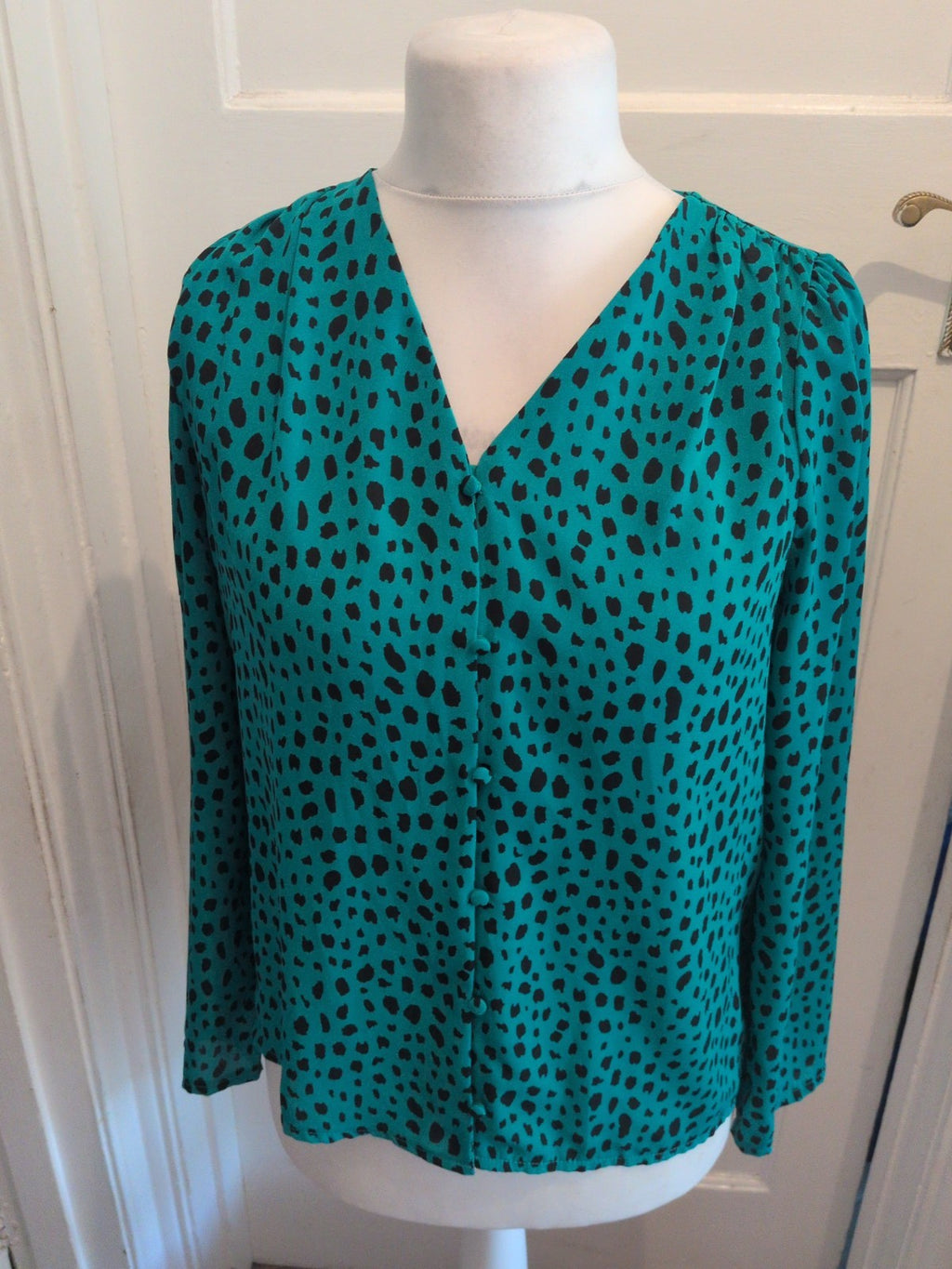 Ladies Tu Size 10 Green Leopard Print Long Sleeve Buttoned Blouse