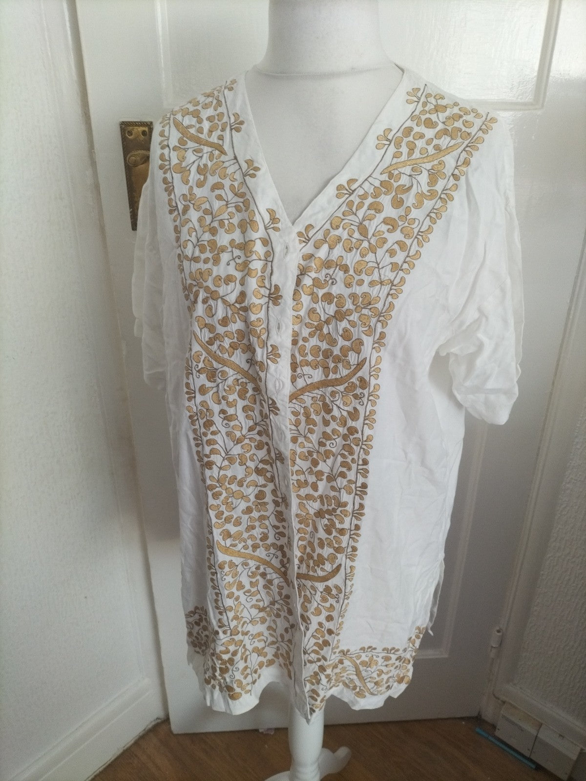 Ladies Java Size M White And Gold Buttoned Blouse
