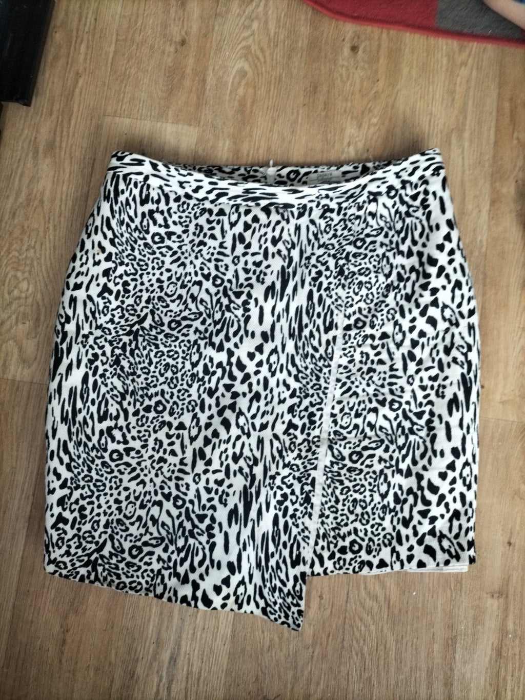 Ladies Papaya Size 18 Black And White Lined Skirt
