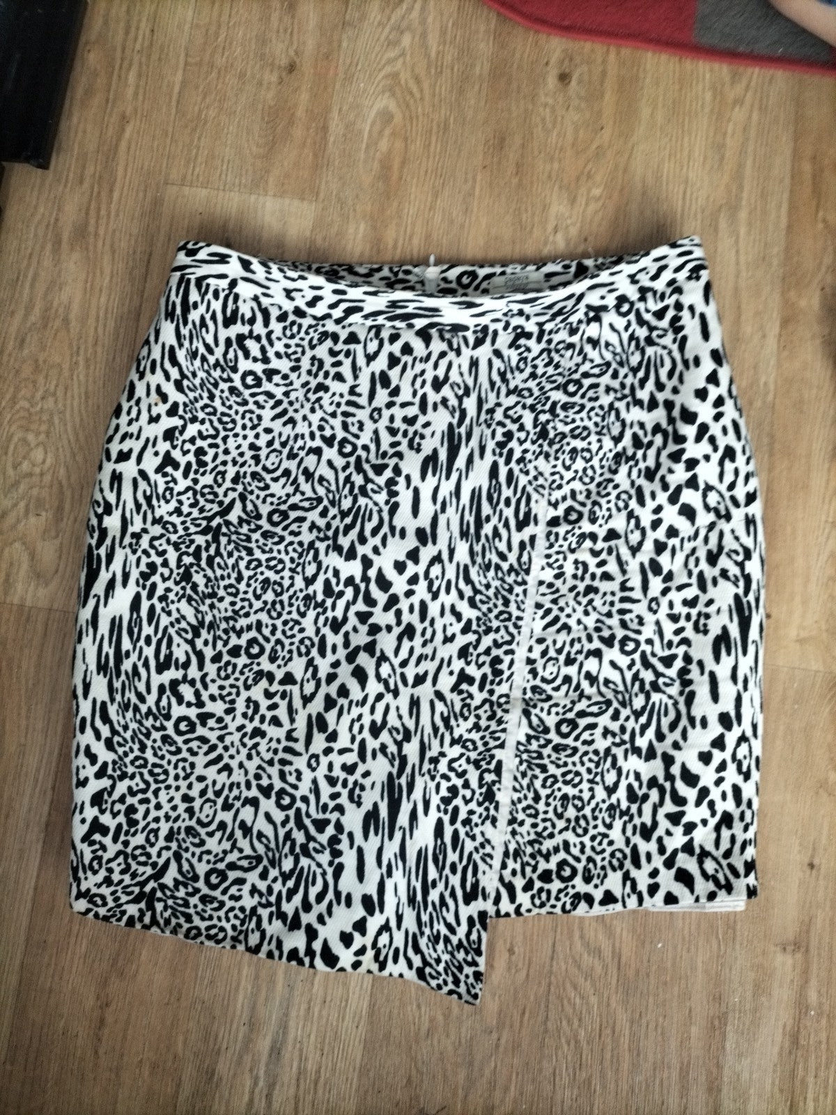 Ladies Papaya Size 18 Black And White Lined Skirt