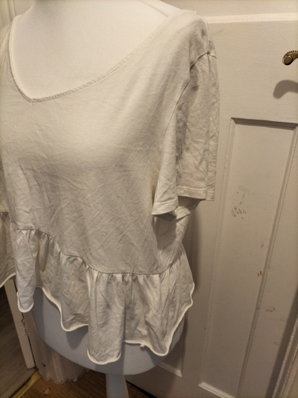 Ladies Gap Size Large White Short Sleeved Top