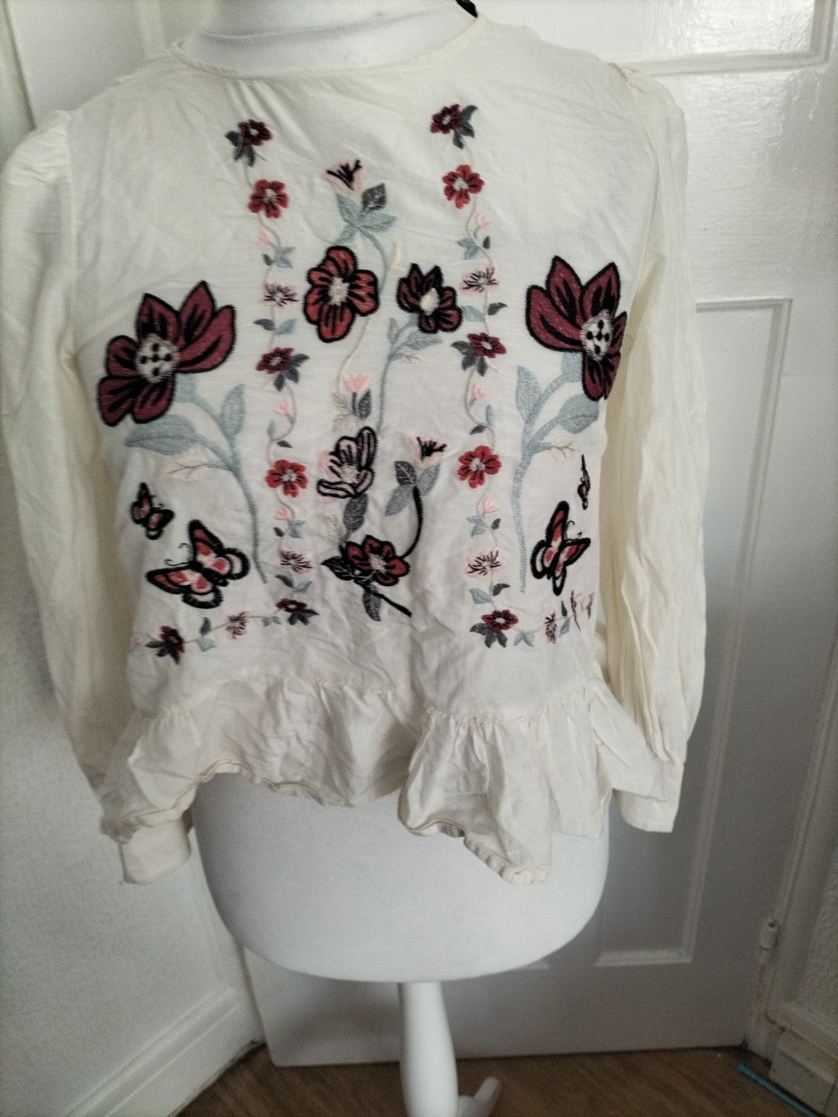 Ladies Zara Size XS White Floral Blouse Long Sleeved