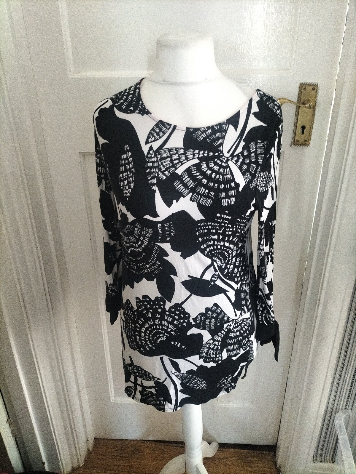 Ladies M+S Size 10 Black And White Floral Longline Top