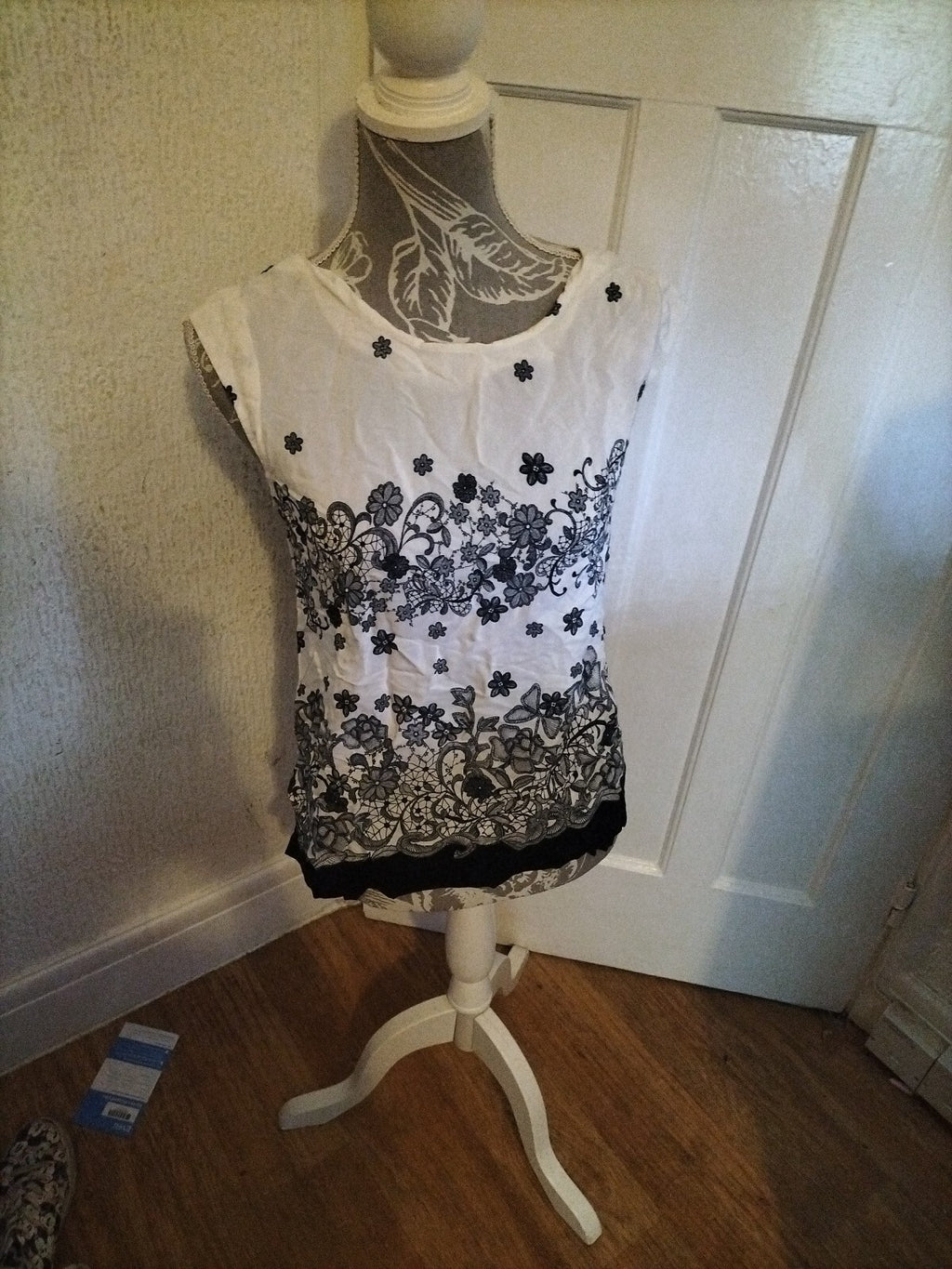 Ladies Wallis Size Small White Floral Sleeveless Blouse
