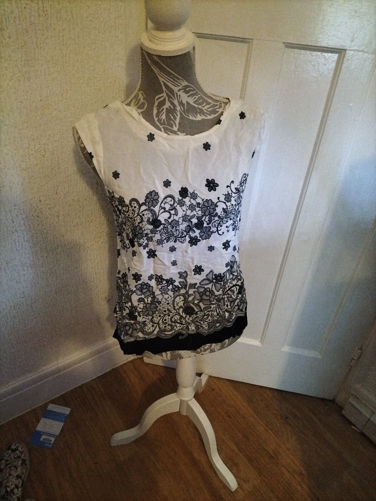 Ladies Wallis Size Small White Floral Sleeveless Blouse
