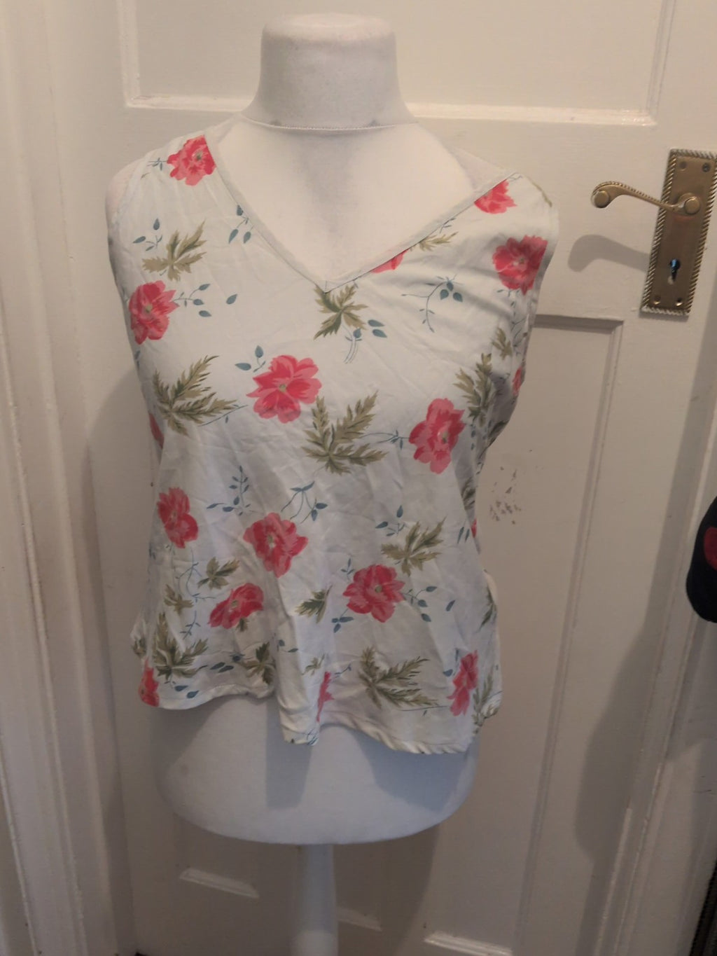 Medium White Flower Pattern Sleeveless T-shirt Blouse