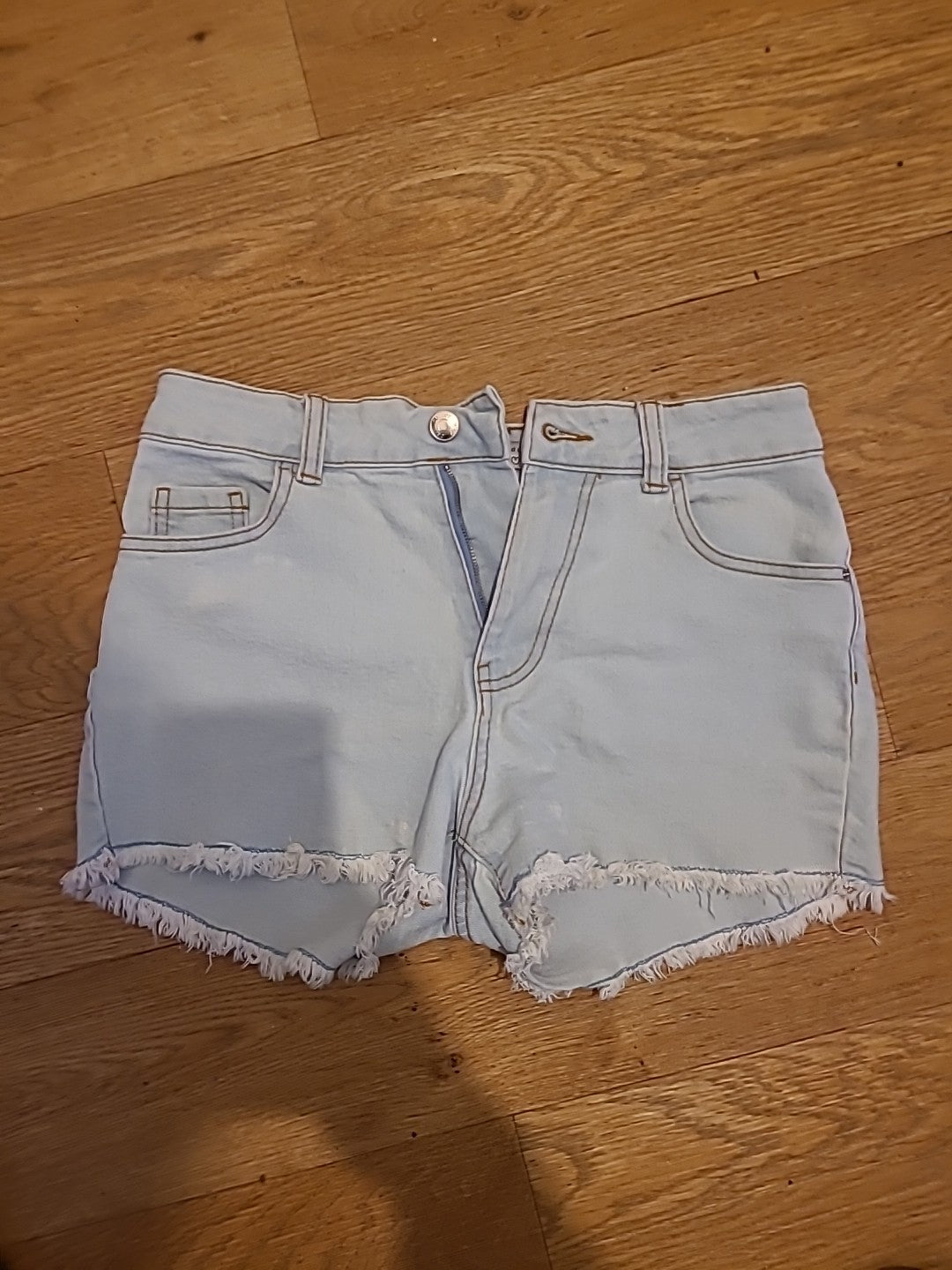 Ladies Denim&Co Size 6 Pale Frayed Hem Denim Hot Pants Shorts