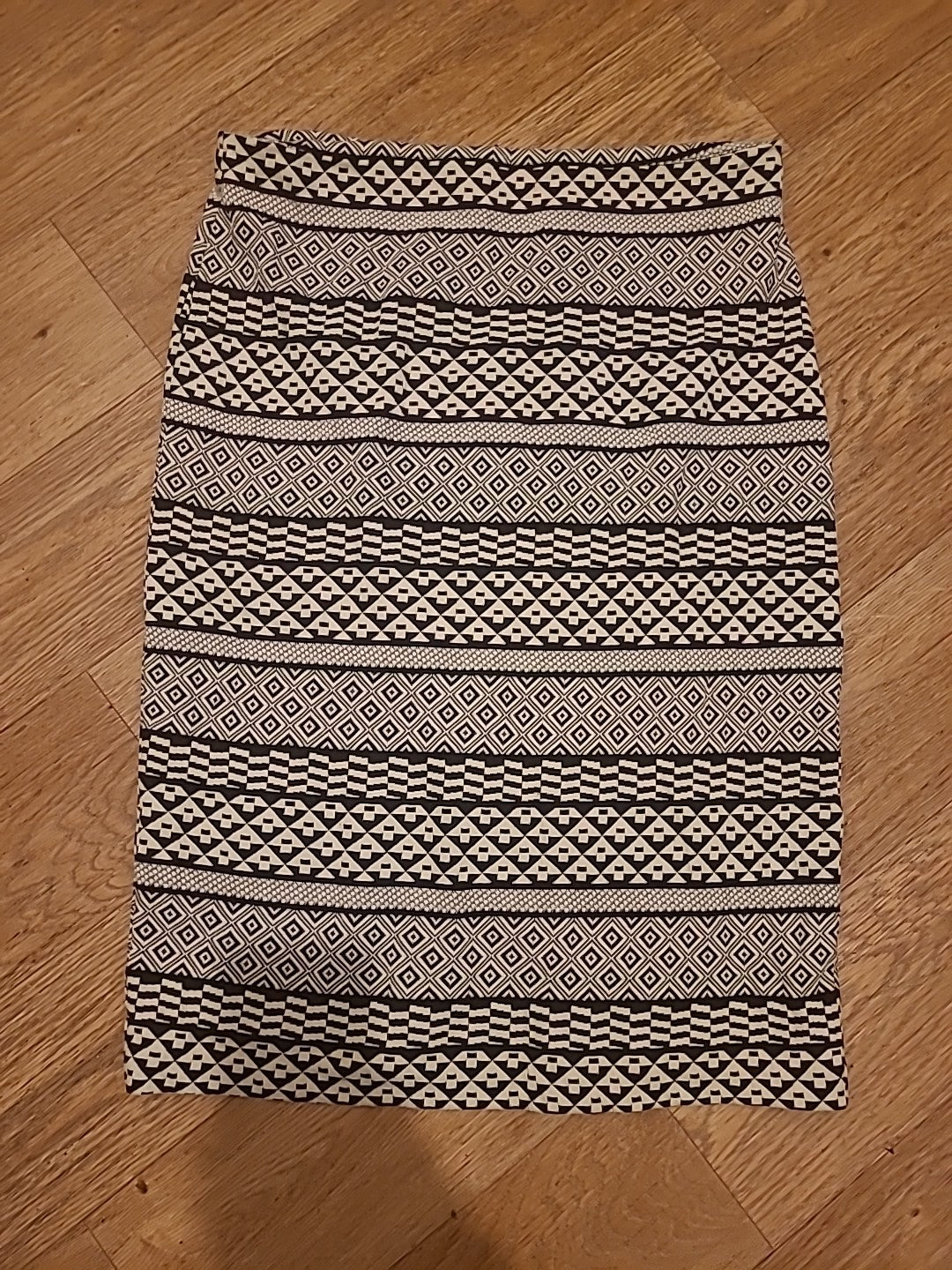 Ladies H&M Size Medium Black/White Aztec Pencil Skirt