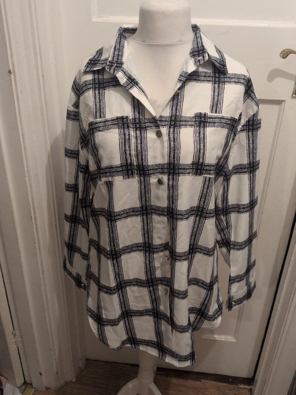 Ladies Size Large Black And White Check Long Sleeve Collared Buttoned Blouse