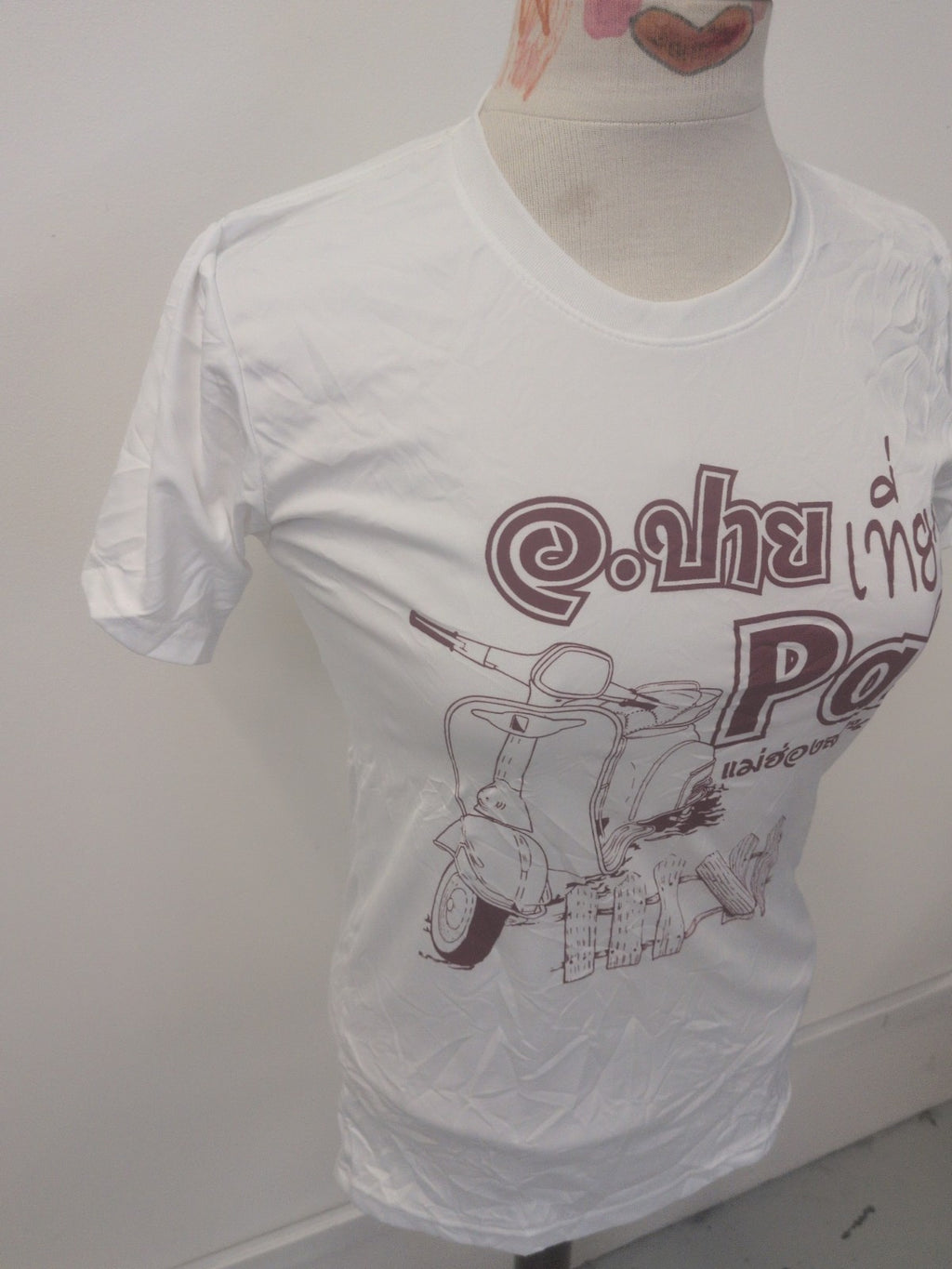 Ladies Size Medium White With Red Print Short Sleeve T-shirt