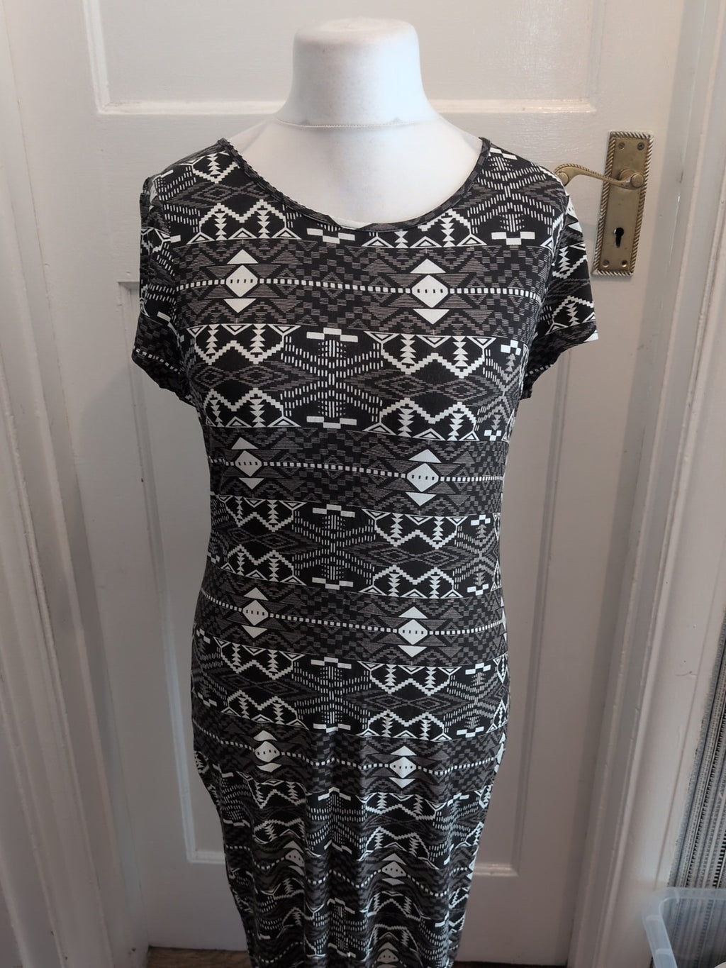 Peacocks 14 Grey White Black Short Sleeve Round Neck Dress