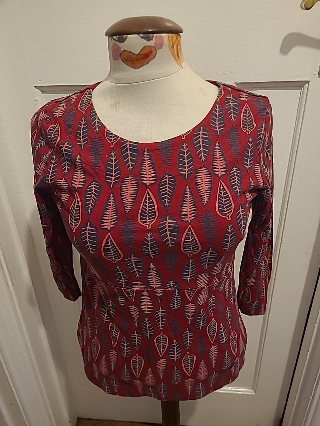 Ladies Weird Fish Size 10 Red Leaf Design Tshirt