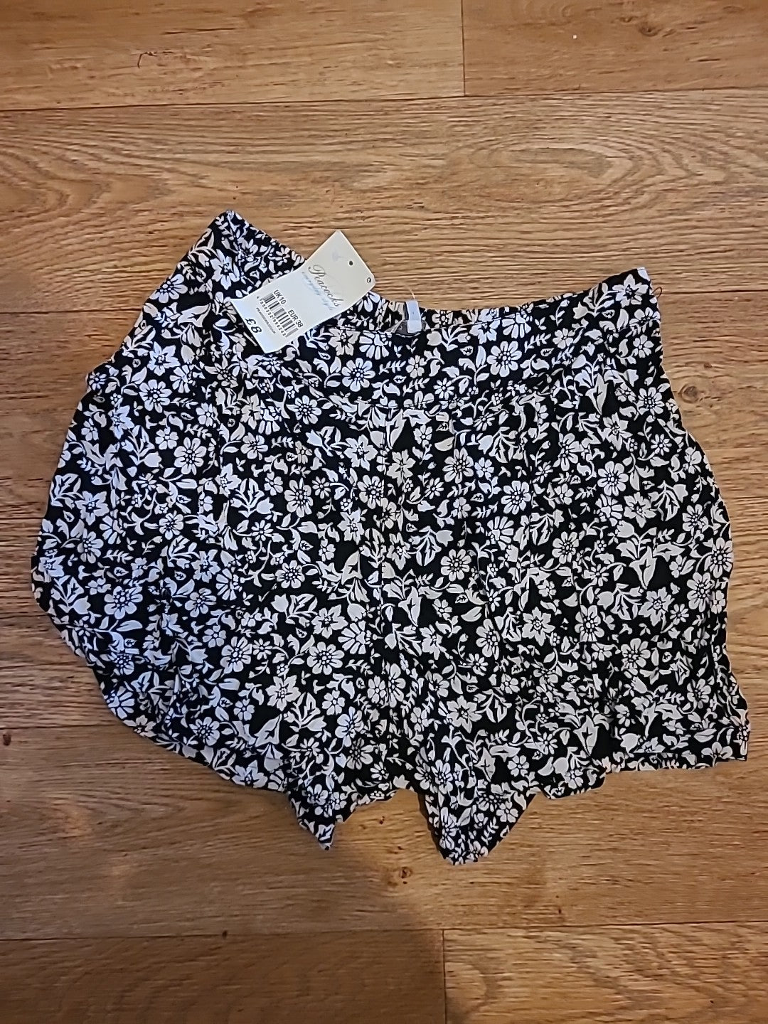 Brand New Ladies Peacocks Size 10 Black White Floral Elasticated Hot Pant Shorts