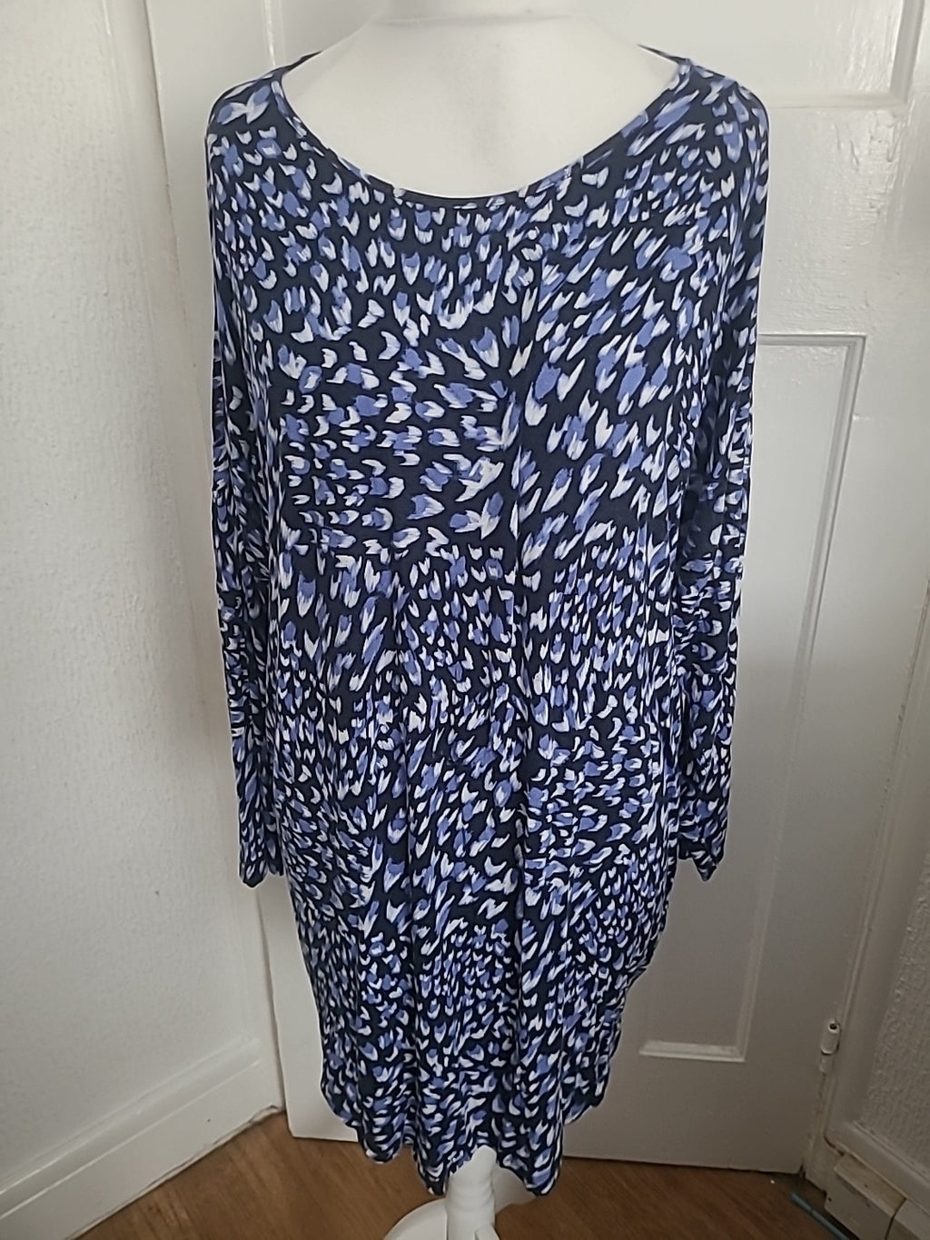 Ladies Papaya Size XL Purple/White/Black Long Sleeved Blouse