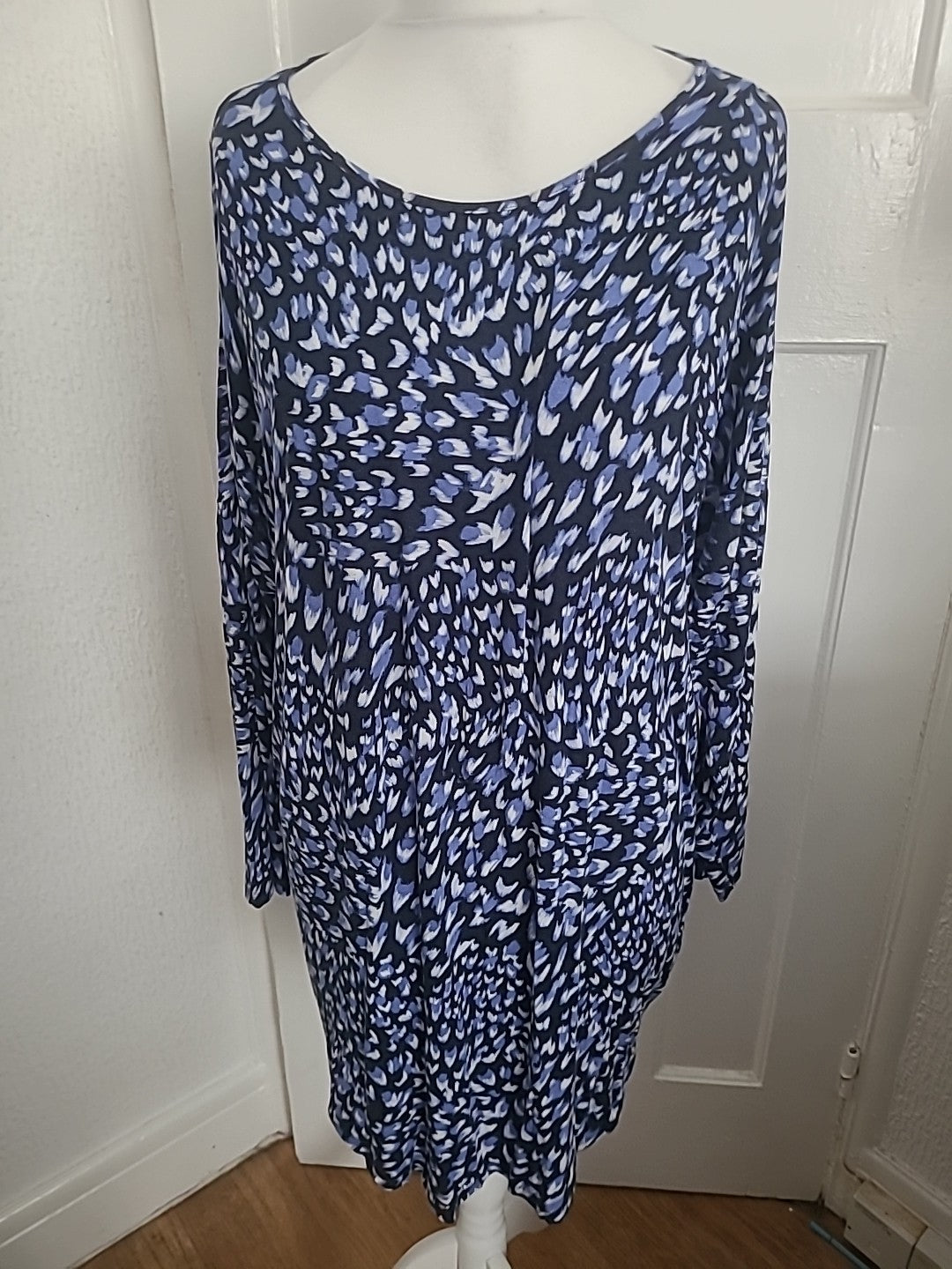 Ladies Papaya Size XL Purple/White/Black Long Sleeved Blouse