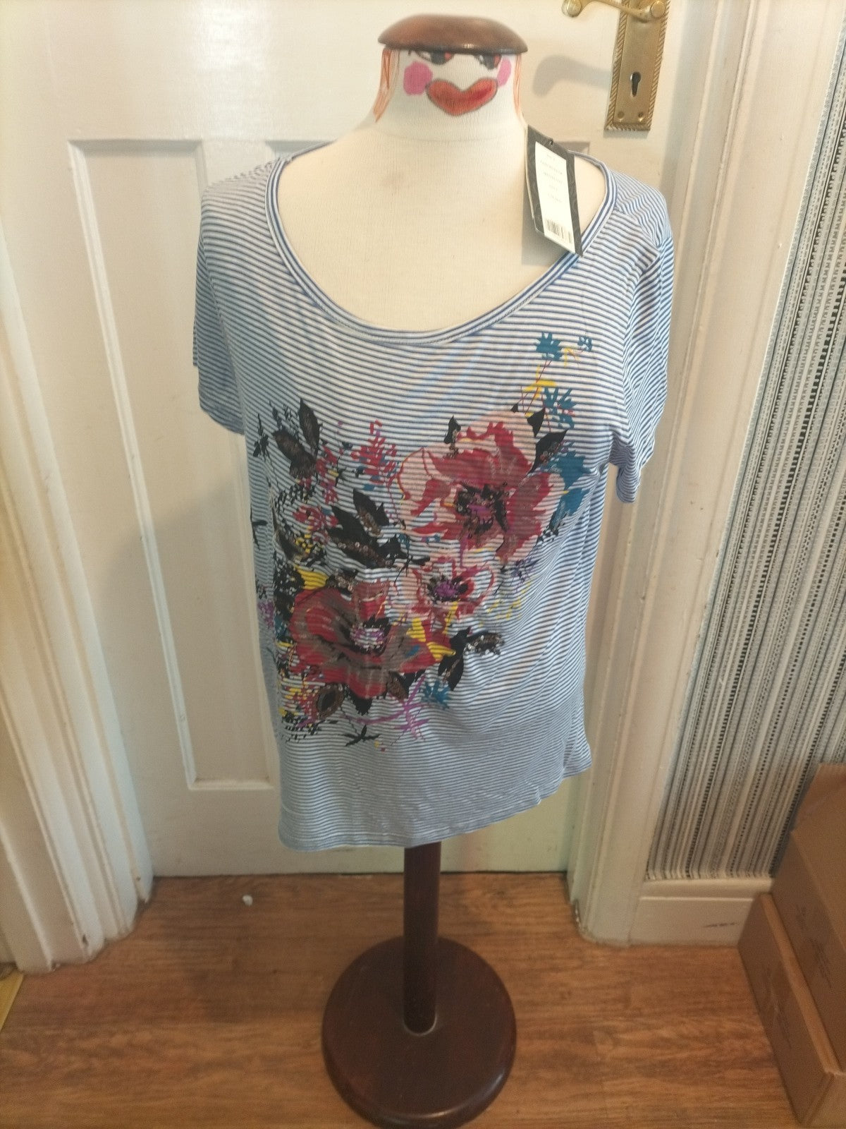Ladies Brand New T.shirt Size Large Collection By First Avenue