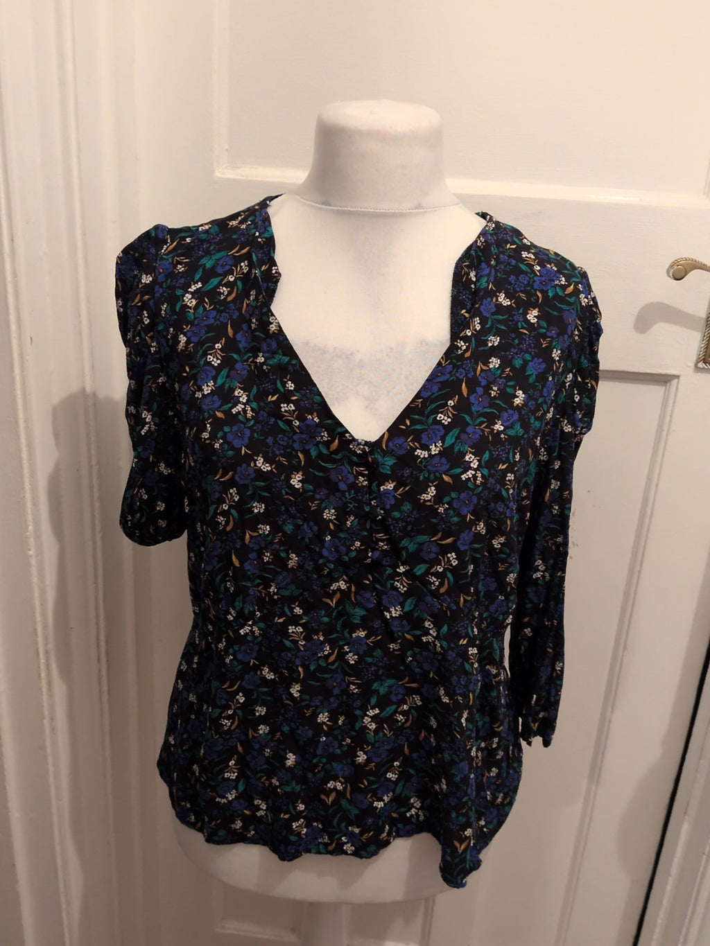 Peacocks 20 Black Blue And Green 3/4 Sleeve Floral Blouse V Neck