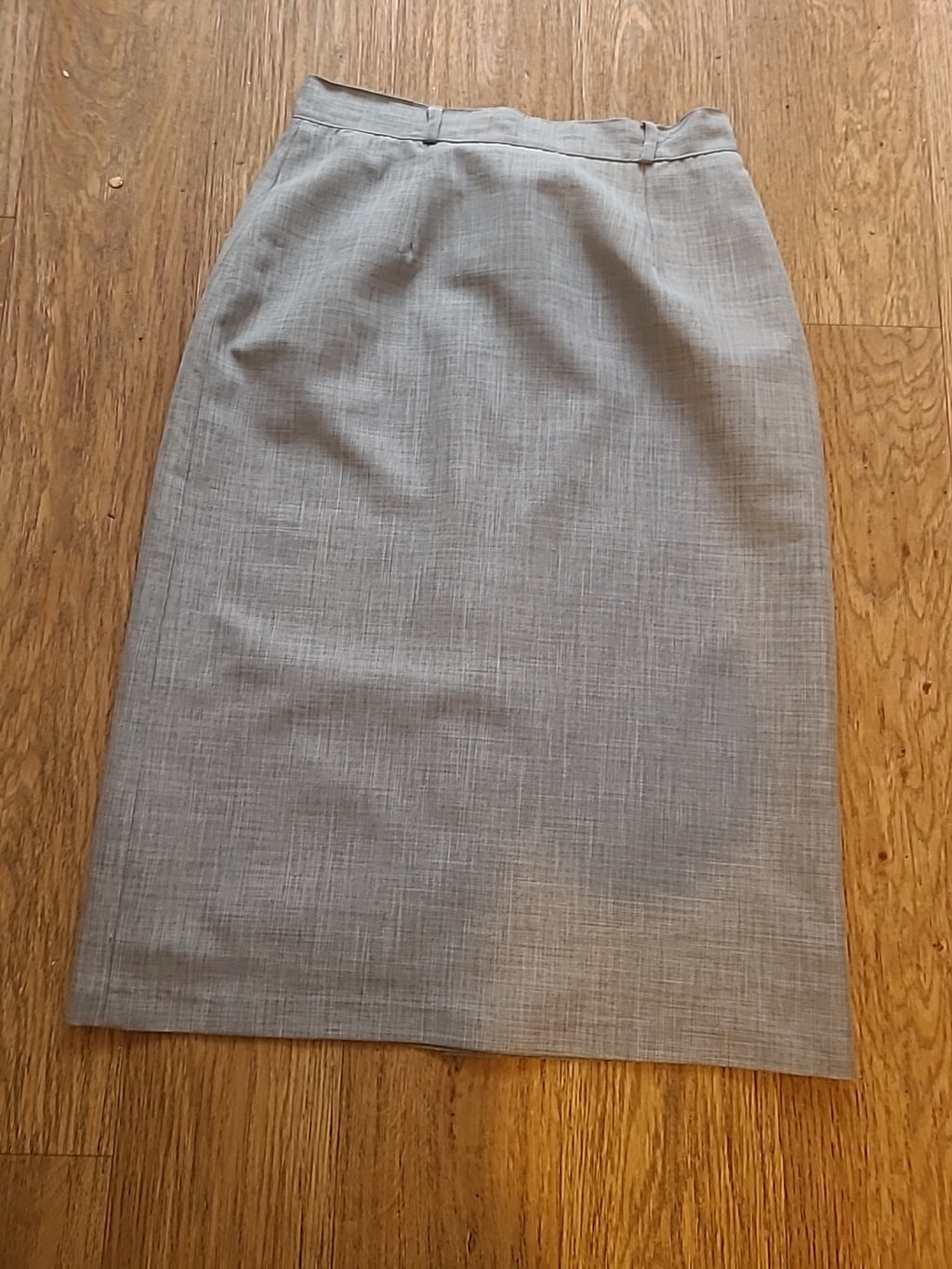 Ladies Size Medium Grey Below Knee Skirt