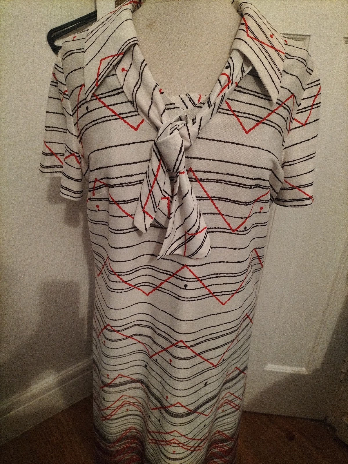 Ladies Vintage Size Medium Black/Red/White Short Sleeved Long Length Dress