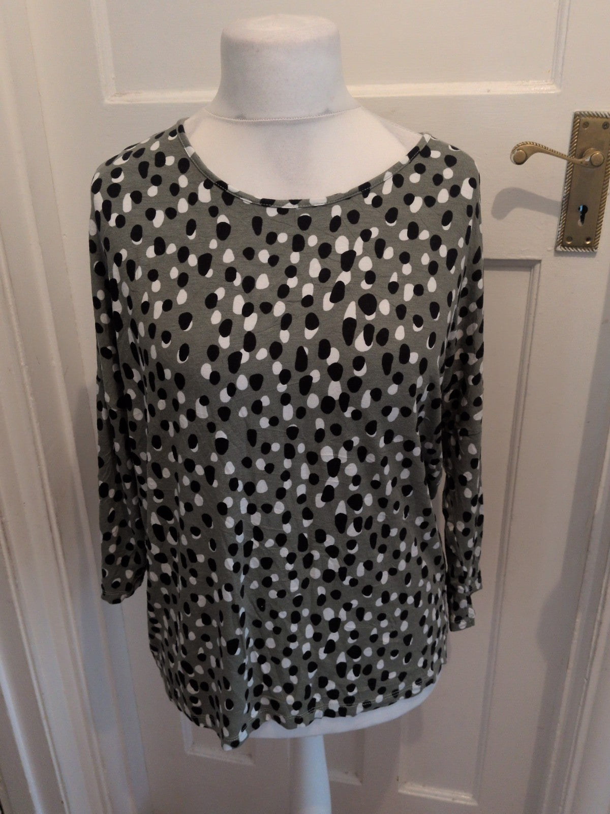 Peacocks 16 Green With Black And White Long Sleeve Blouse