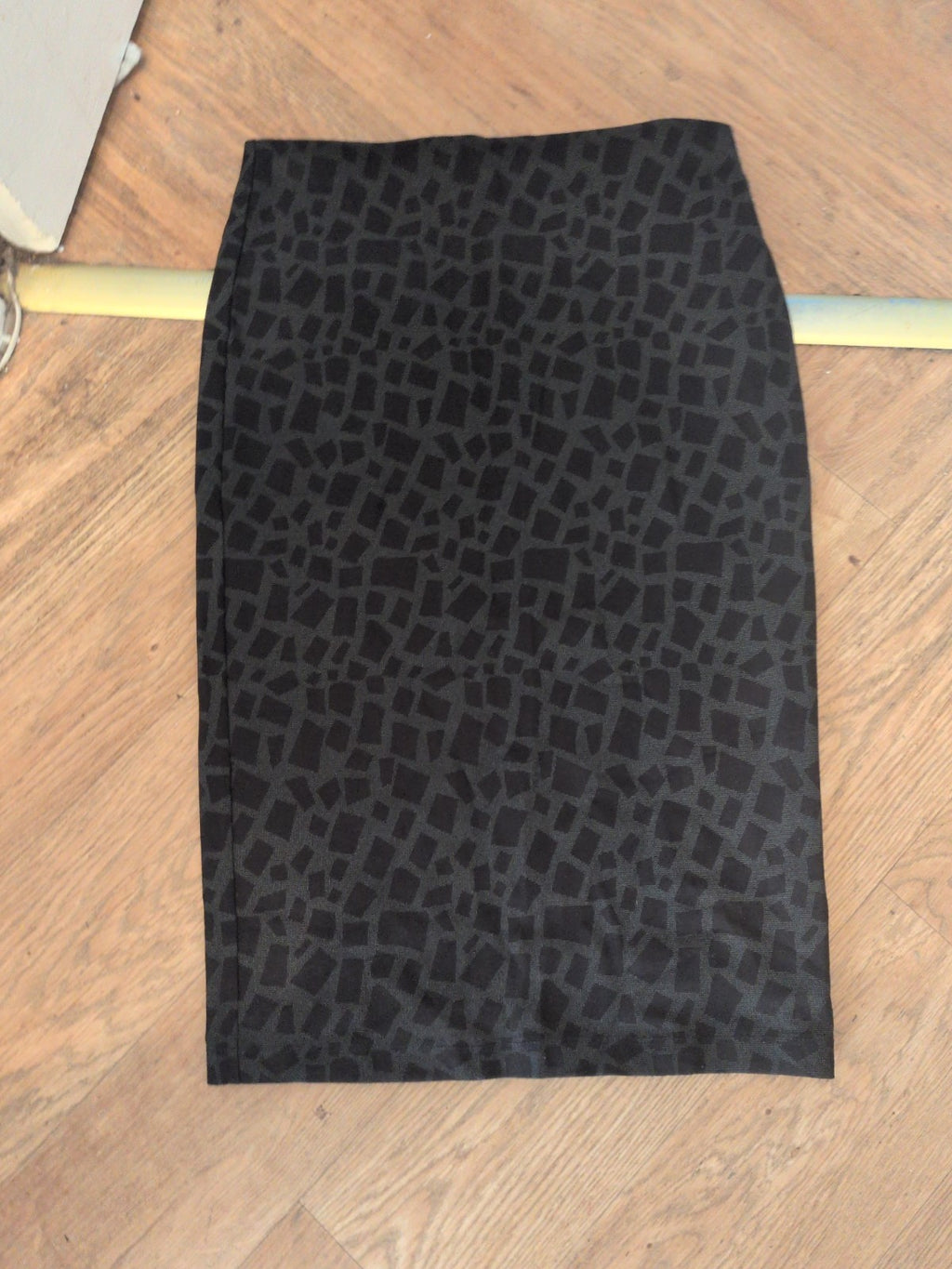 Marks And Spencer 12 Length 27 Green And Black Stretch Skirt